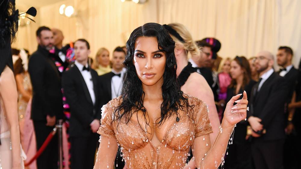 Η Kim Kardasian πήγε όρθια στο Met Gala – Πως έκανε την μέση «δαχτυλίδι» (φωτο-βίντεο)