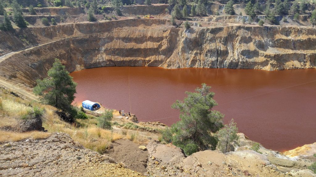 Serial killer στην Κύπρο: Ανασύρθηκε βαρύ αντικείμενο από την Κόκκινη Λίμνη – Ιατροδικαστές στο σημείο