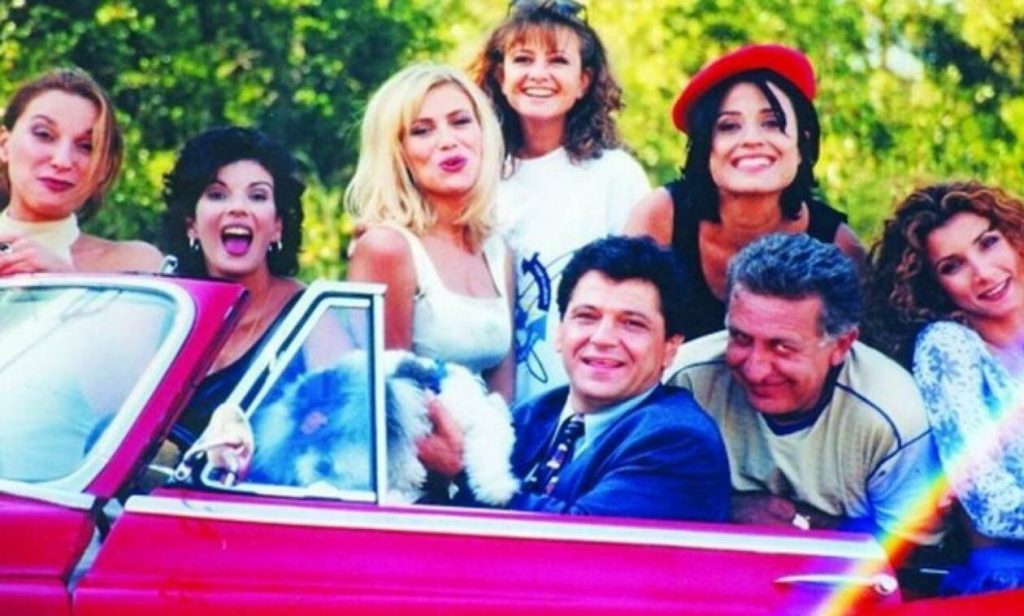 Και οι παντρεμένοι έχουν ψυχή – Ο λόγος που οι πρωταγωνιστές φορούσαν γραβάτες με καρτούν (βίντεο)