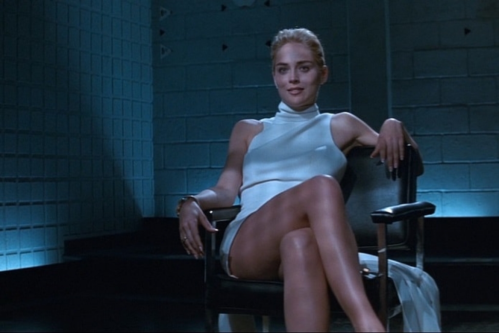 Το «φονικό» σταυροπόδι! Η Σάρον Στόουν στα 61 της και τόπλες, ξαναποζάρει όπως στο «Βασικό ένστικτο»! (φωτό)