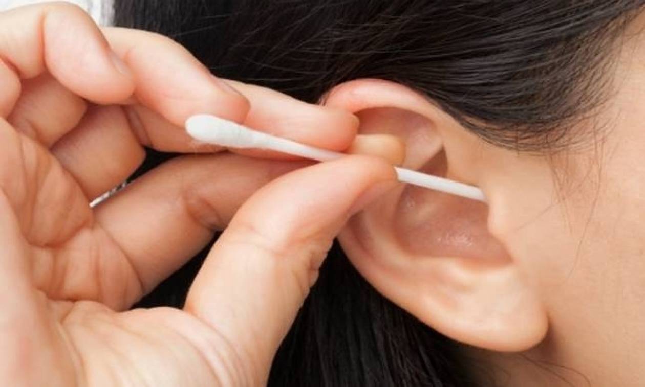 Γιατί δεν πρέπει ποτέ να καθαρίζετε τα αυτιά σας με μπατονέτες   – Τί λένε ειδικοί