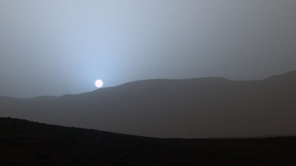 Εσείς γνωρίζετε τι χρώμα έχει το ηλιοβασίλεμα στον «κόκκινο» πλανήτη; (βίντεο)