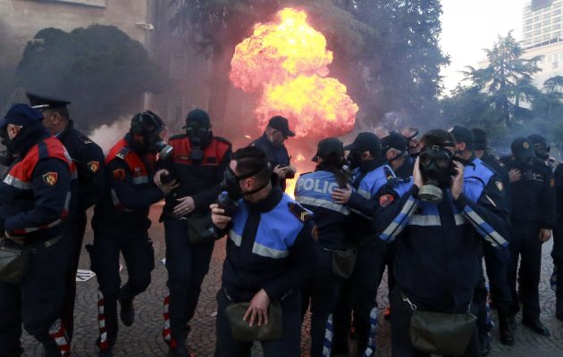 Εικόνες χάους στα Τίρανα – Διαδηλωτές καίνε με μολότοφ το γραφείο του Ε.Ράμα (φώτο-βίντεο)