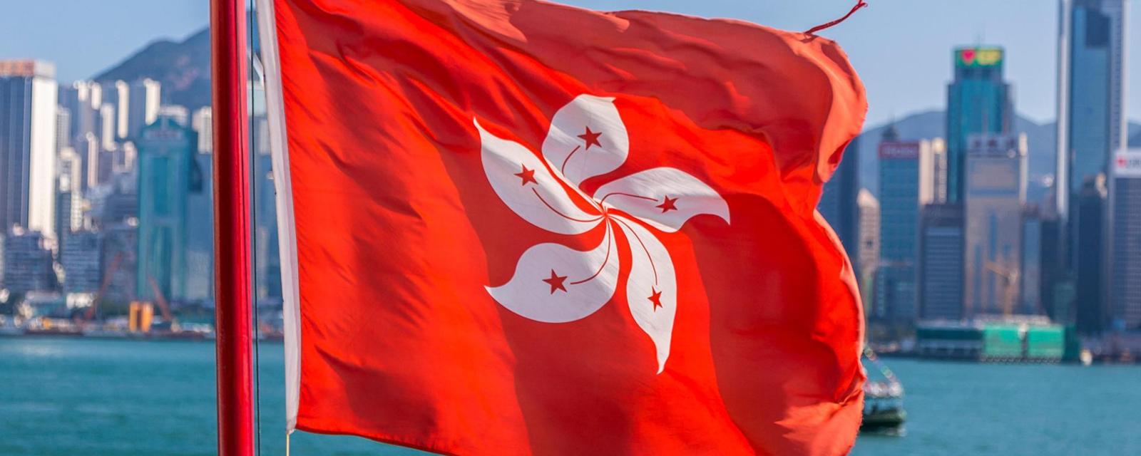 «Χαμός» στο Χονγκ Κονγκ: Έπαιξαν «ξύλο» στη Βουλή – Με φορείο έφυγε τραυματίας βουλευτής (βίντεο)