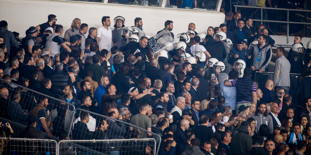 Άγριο ξύλο στα επίσημα του ΟΑΚΑ – Συγκρούσεις οπαδών με ΜΑΤ (φώτο-βίντεο)