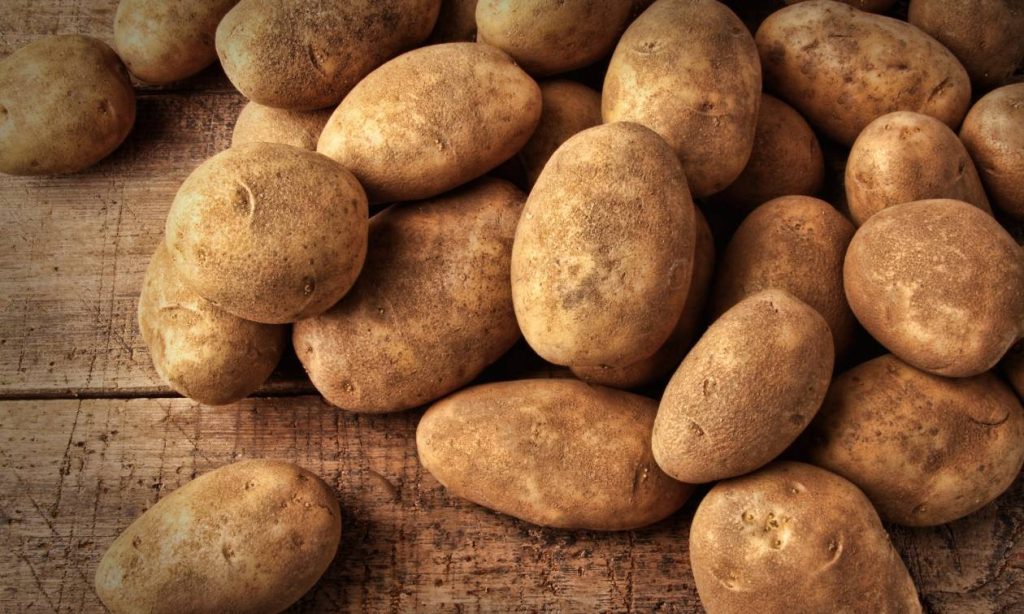 Τι σημαίνει αν οι πατάτες έχουν πρασινίσει λίγο – Τι κίνδυνος υγείας υπάρχει (βίντεο)