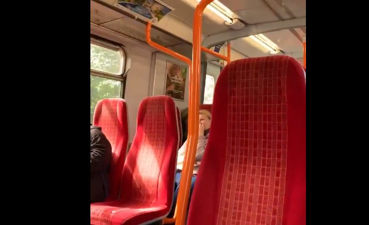 Οδηγός του μετρό έβλεπε αισθησιακή τανία και… ξέχασε ανοιχτό το μικρόφωνο (βίντεο)