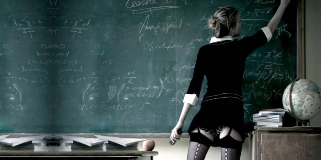 Σάλος στην Αγγλία – Καθηγήτρια στα πόδια μαθητή, τον φιλά με πάθος! (φώτο)