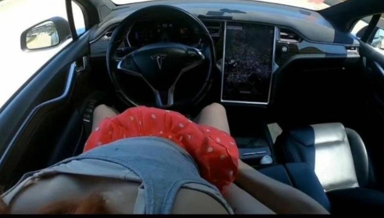 Ζευγάρι εκμεταλλεύτηκε τις δυνατότητες του Tesla-Έβαλαν τον αυτόματο & γύριζαν βίντεο με τις πράξεις τους (φώτο)