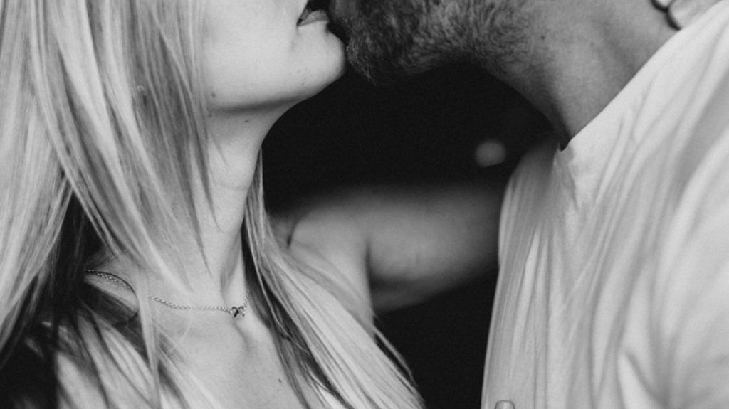 Eίκοσι θανατηφόρα «καυτές» ατάκες που θα σας οδηγήσουν σίγουρα στο κρεβάτι