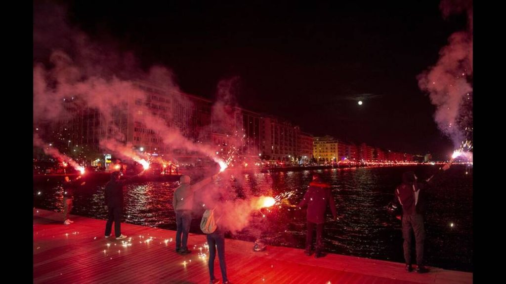 Ξέφρενοι πανηγυρισμοί για την νίκη του ΠΑΟΚ – Γλέντι σε αεροδρόμιο και Λευκό Πύργο (βίντεο)