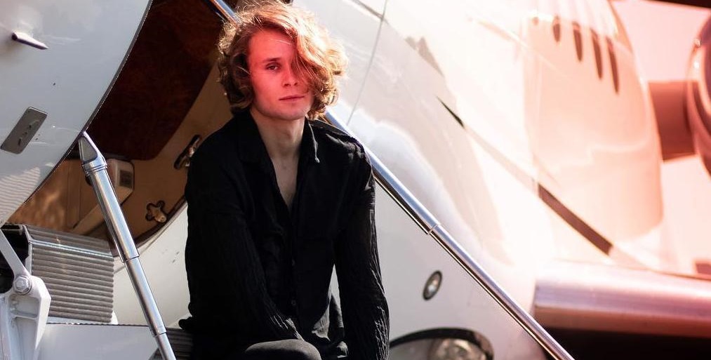 Από τις Ρόλς Ρόις, τα λίαρ τζετ, τις όμορφες γυναίκες και τα λαμπερά πάρτι, άστεγος στο δρόμο! (φώτο)