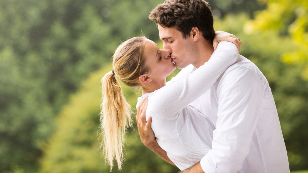 Ερευνα-σοκ: Τα φιλιά στο στόμα μεταδίδουν σεξουαλικές λοιμώξεις – Τί πρέπει να προσέχουμε