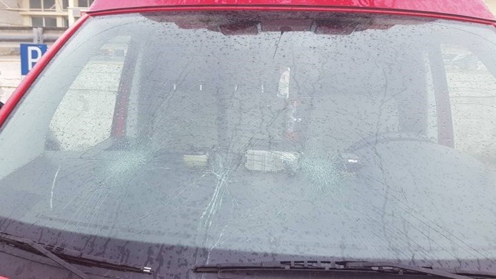 Γονέας στη Χίο έσπασε το παρμπρίζ ασθενοφόρου και χτύπησε τραυματιοφορέα