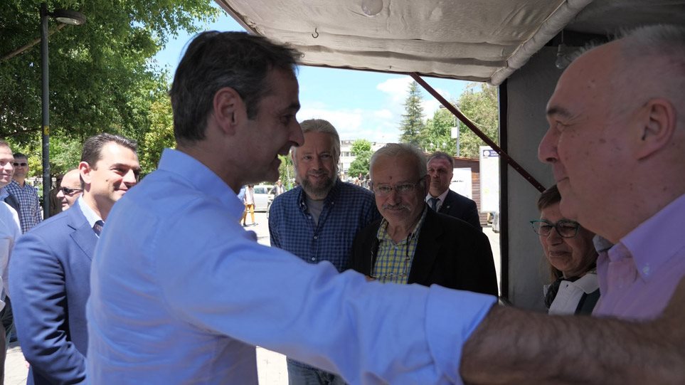 Ο Μητσοτάκης επισκέφθηκε εκλογικό περίπτερο του ΣΥΡΙΖΑ (βίντεο)