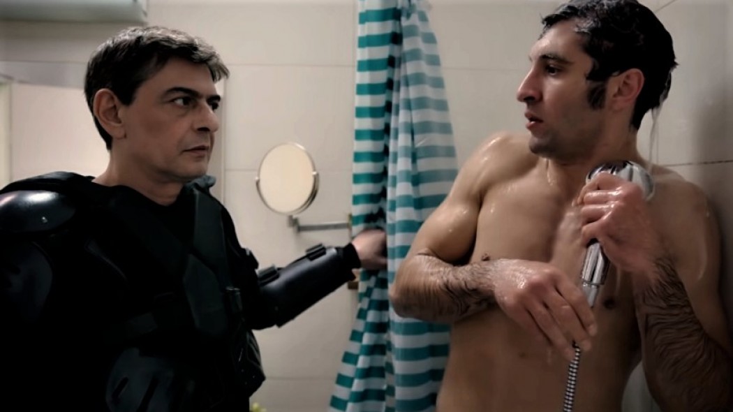 Ο Μιχάλης Ρακιντζής επέστρεψε με βίντεο «S.A.G.A.P.Ο» με επική διαφήμιση για… πατατάκια