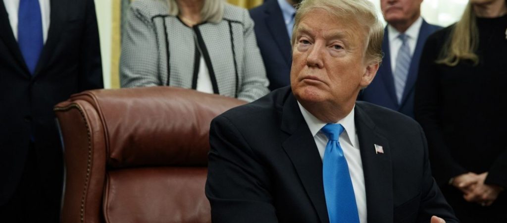 O N.Tραμπ κηρύσσει ολοκληρωτικό πόλεμο στην Κίνα: Πετάει έξω από τις ΗΠΑ την… Huawei για κατασκοπεία!