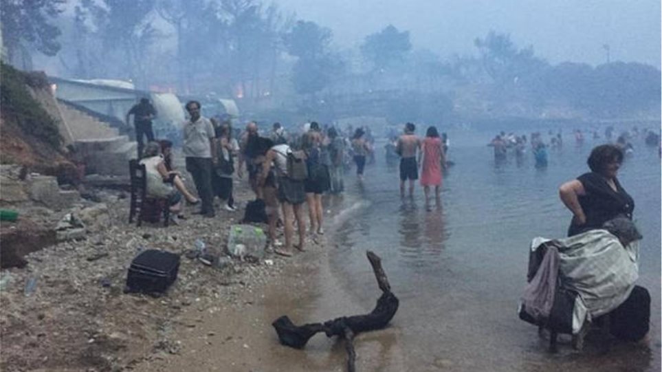 Πυρόπληκτοι από Μάτι και Νέο Βουτζά έξω από το υπουργείο Περιβάλλοντος – «Δεν μας αξίζει αυτό»