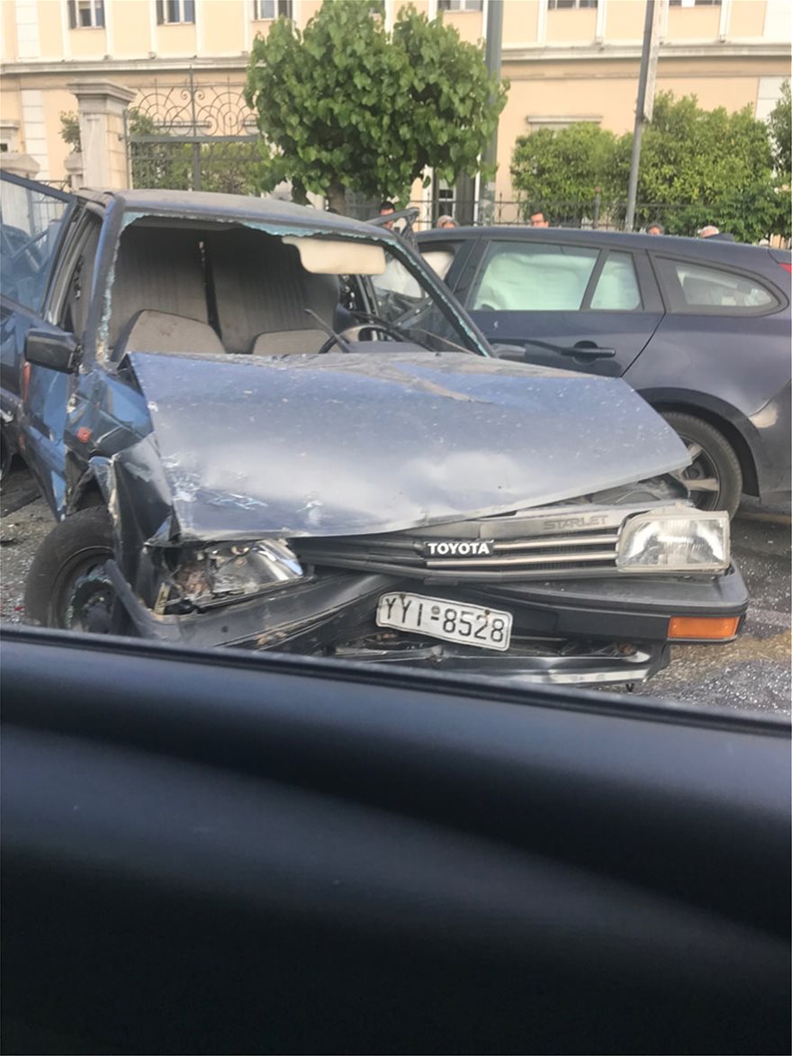 Φωτογραφίες: Καραμπόλα τεσσάρων οχημάτων στη Β. Σοφίας