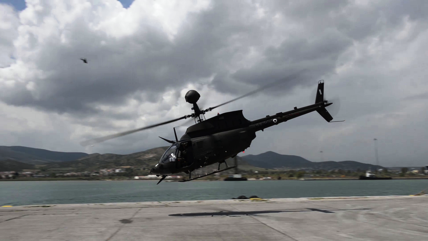 Φωτογραφίες: Η εκφόρτωση των  OH-58D Kiowa Warrior στο λιμάνι του Βόλου