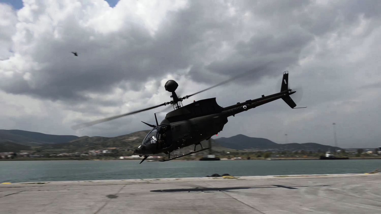 Φωτογραφίες: Η εκφόρτωση των OH-58D Kiowa Warrior στο λιμάνι του Βόλου
