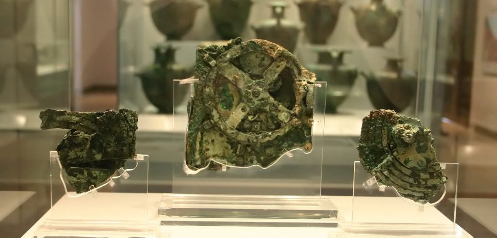 Ο μηχανισμός των Αντικυθήρων: Πόσο και γιατί έμεινε στην αποθήκη το αρχαιότερο μηχάνημα με γρανάζια;