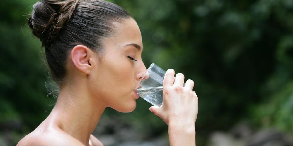Αυτό συμβαίνει στο σώμα μας αν πίνουμε νερό με άδειο στομάχι!