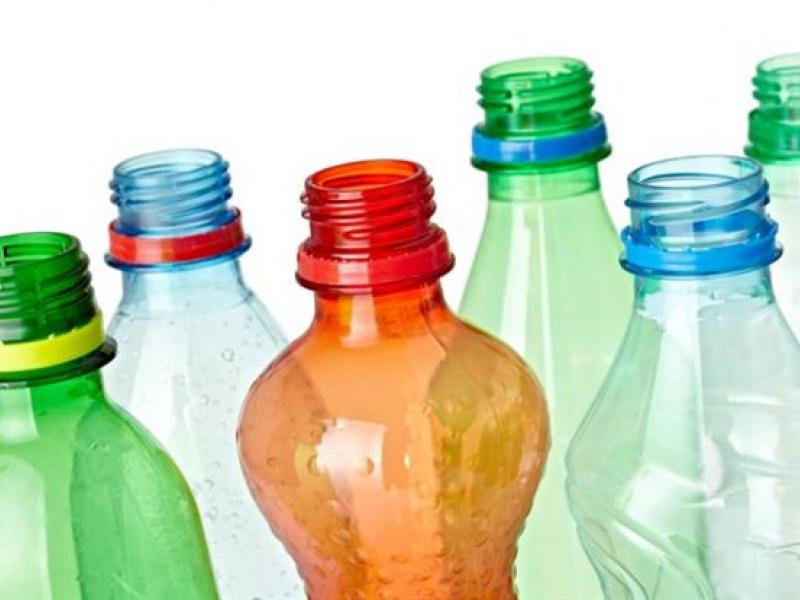 Πίνεις νερό από πλαστικό μπουκάλι για δεύτερη φορά; Δες γιατί θα πρέπει οπωσδήποτε να το σταματήσεις!
