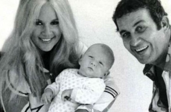 Αλίκη Βουγιουκλάκη: Η σπάνια φωτογραφία, το τάμα και η πολύωρη προσευχή της για να μείνει έγκυος!