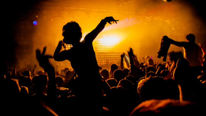 Το πιο ανεβαστικό τραγούδι των ’90s που κανείς δεν ήξερε τους στίχους του