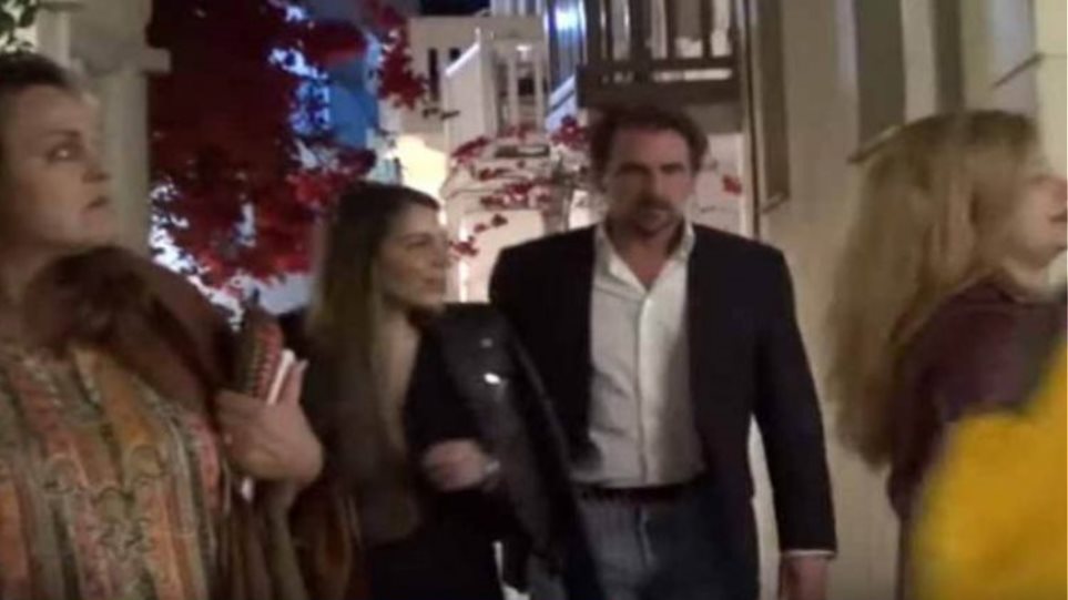 O Πρίγκιπας Νικόλαος σε χαλαρές στιγμές διακοπών στη Μύκονο (βίντεο)