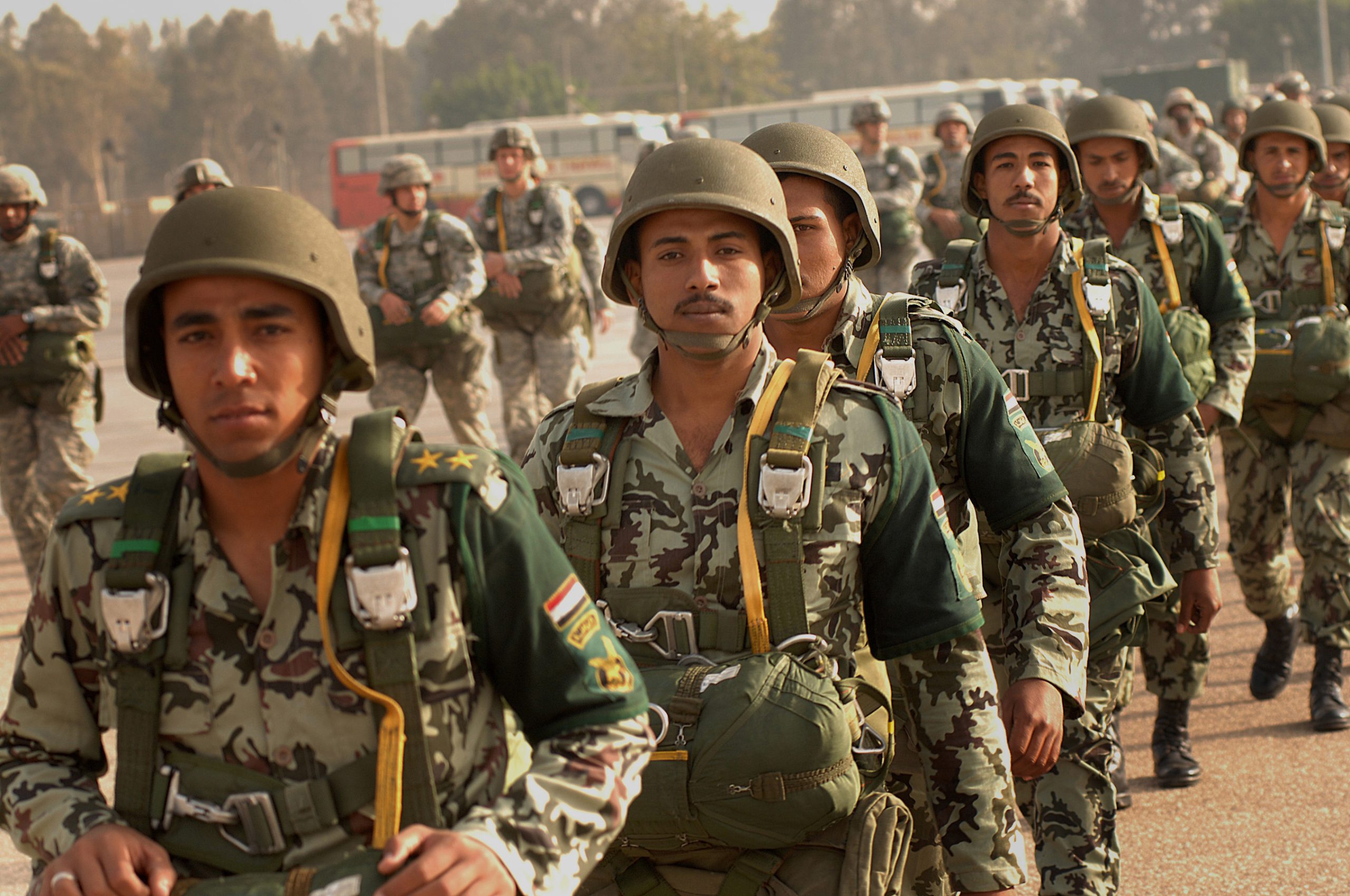 Αλεξιπτωτιστές του Λιβυκού Εθνικού Στρατού εκπαιδεύονται στην Αίγυπτο
