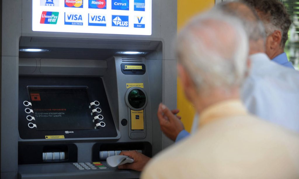 Eξοργισμένοι οι συνταξιούχοι από την μείωση στο επίδομα – Απέσυραν άρον άρον το διαφημιστικό σποτ