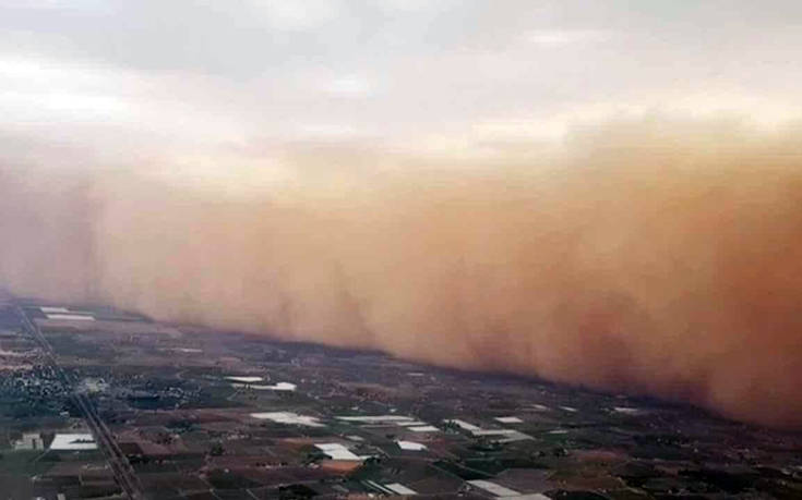 Έτσι φαίνεται από το παράθυρο αεροπλάνου μια τεράστια ανεμοθύελλα! (βίντεο)