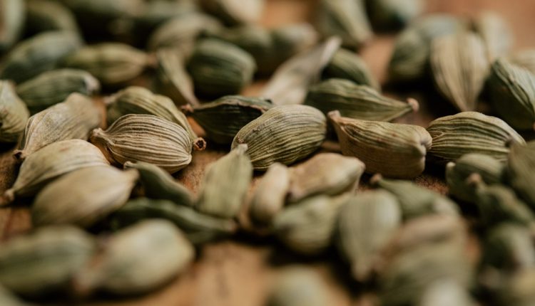 Να γιατί το κάρδαμο είναι η «βασίλισσα των μπαχαρικών» – Η θεραπευτική δύναμη στη μοναδική γεύση του