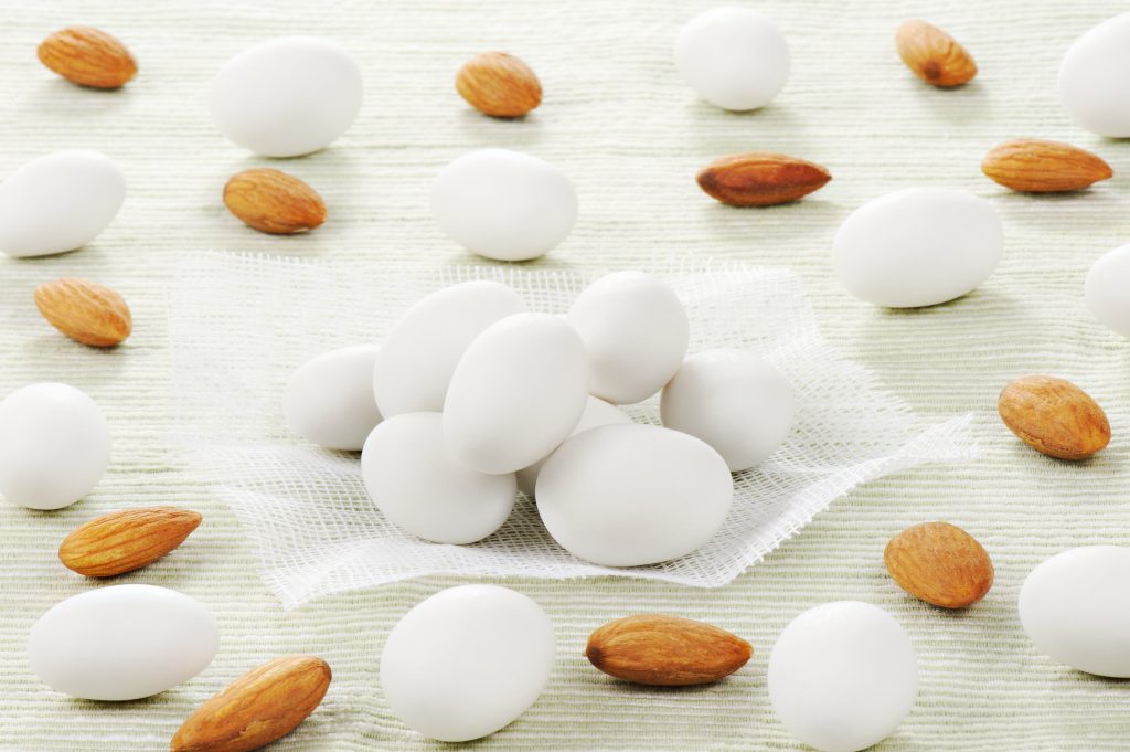 Γιατί τα κουφέτα στις μπομπονιέρες πρέπει να είναι σε μονό αριθμό;