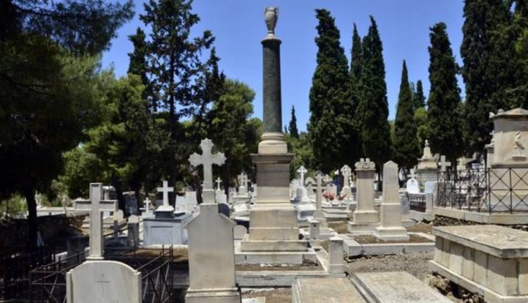Εκλογές 2019: Και όμως «ψαρεύουν» ψηφοφόρους στα νεκροταφεία – Το περιστατικό που συνέβη στην Ηλεία