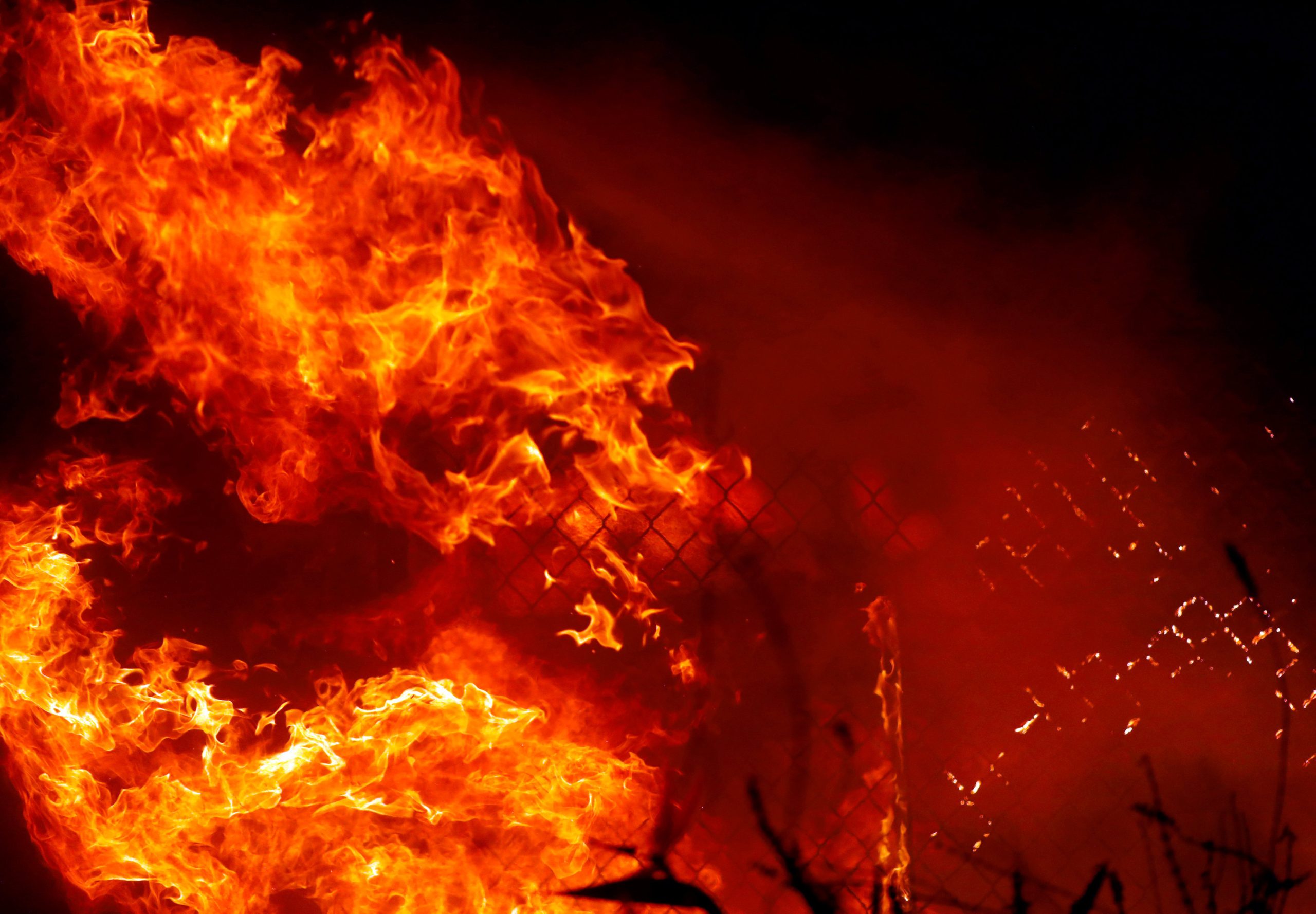 Ηράκλειο: Στις φλόγες ο ΧΥΤΑ των Πέρα Γαληνών – Συνεχίζεται η μάχη των πυροσβεστών (βίντεο)