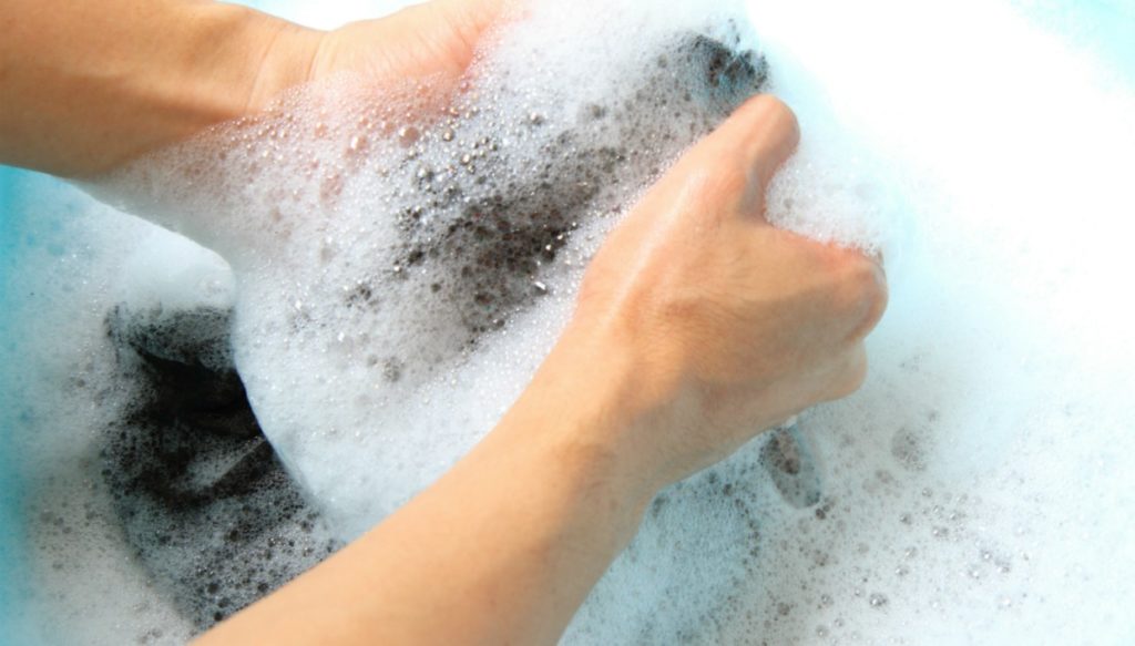 Πώς να αφαιρέσεις λεκέ από χλωρίνη στα ρούχα σου!