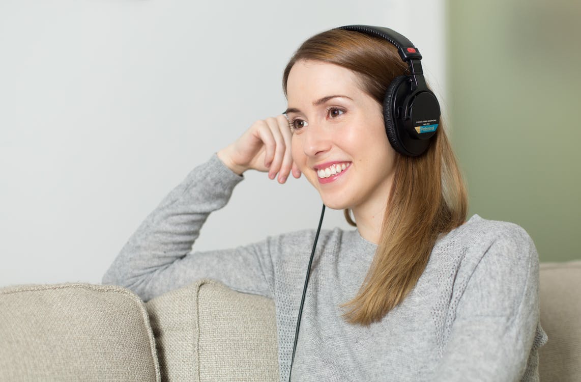 Τι παθαίνει κάποιος αν φορά συχνά ακουστικά;