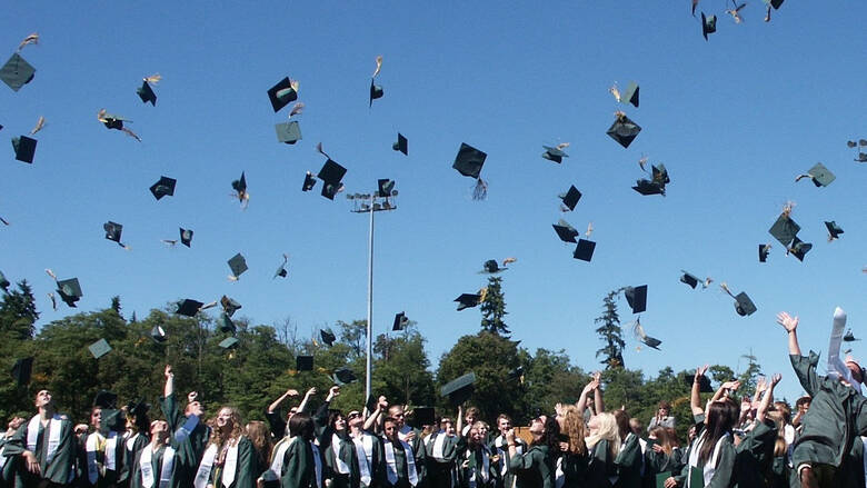 Αποφοίτηση – έκπληξη: «Δωράκι» δισεκατομμυριούχου σε 400 φοιτητές (βίντεο)