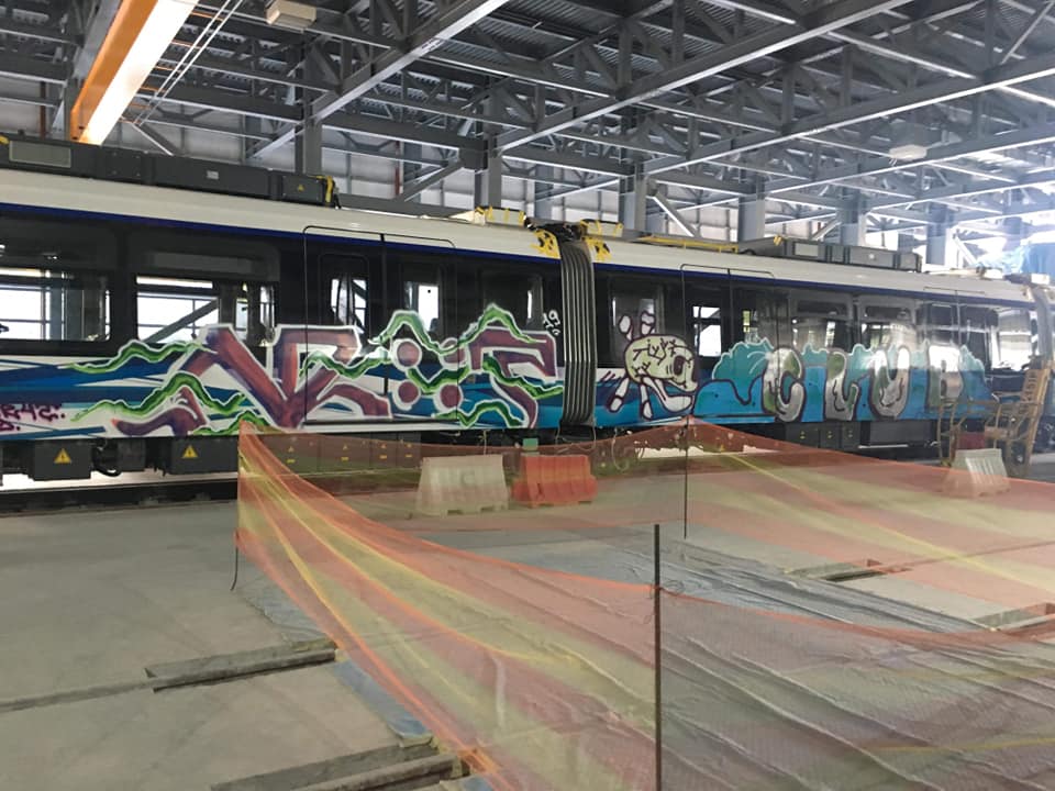 Με συνθήματα και γκράφιτι γέμισαν άγνωστοι τα νέα βαγόνια του μετρό Θεσσαλονίκης (φωτο)