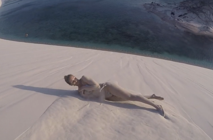 Νεαρή Βραζιλιάνα νοσοκόμα κυλιέται στην άμμο με μπικίνι και «ρίχνει» το διαδίκτυο (βίντεο)