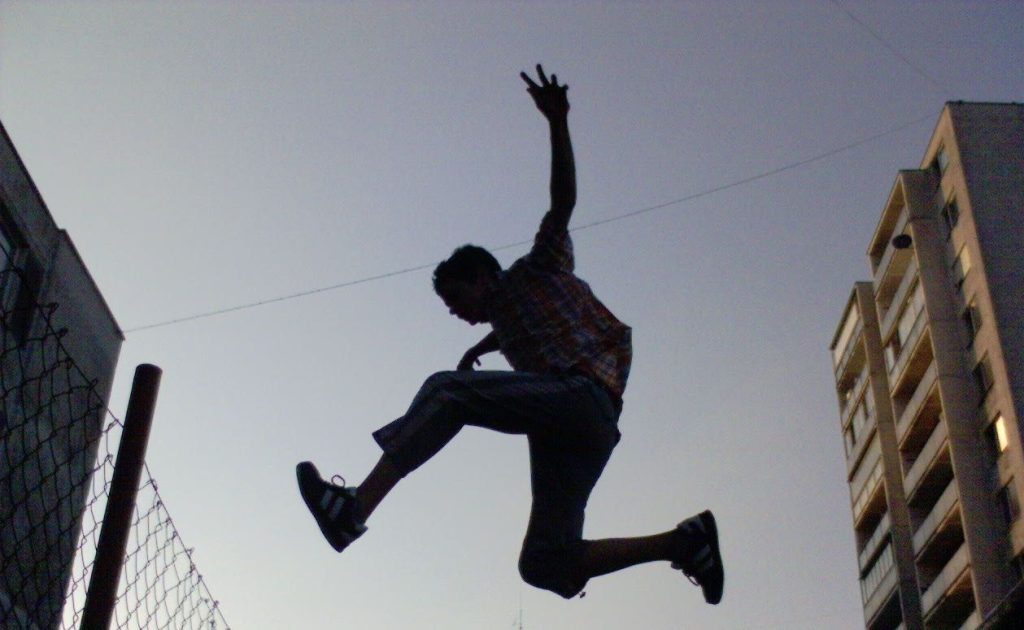 Δείτε τις ζογκλερικές κινήσεις αυτού του νεαρού: Θα σας αφήσουν άφωνους