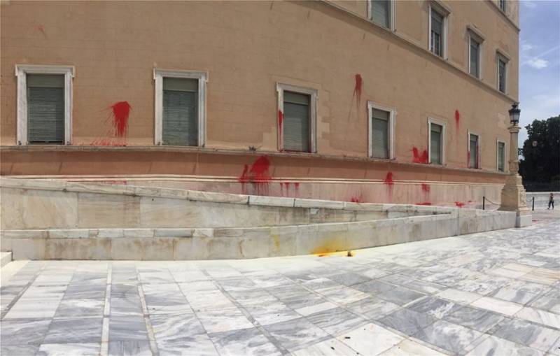 Καρέ-καρέ η επίθεση του Ρουβίκωνα στη Βουλή (βίντεο)