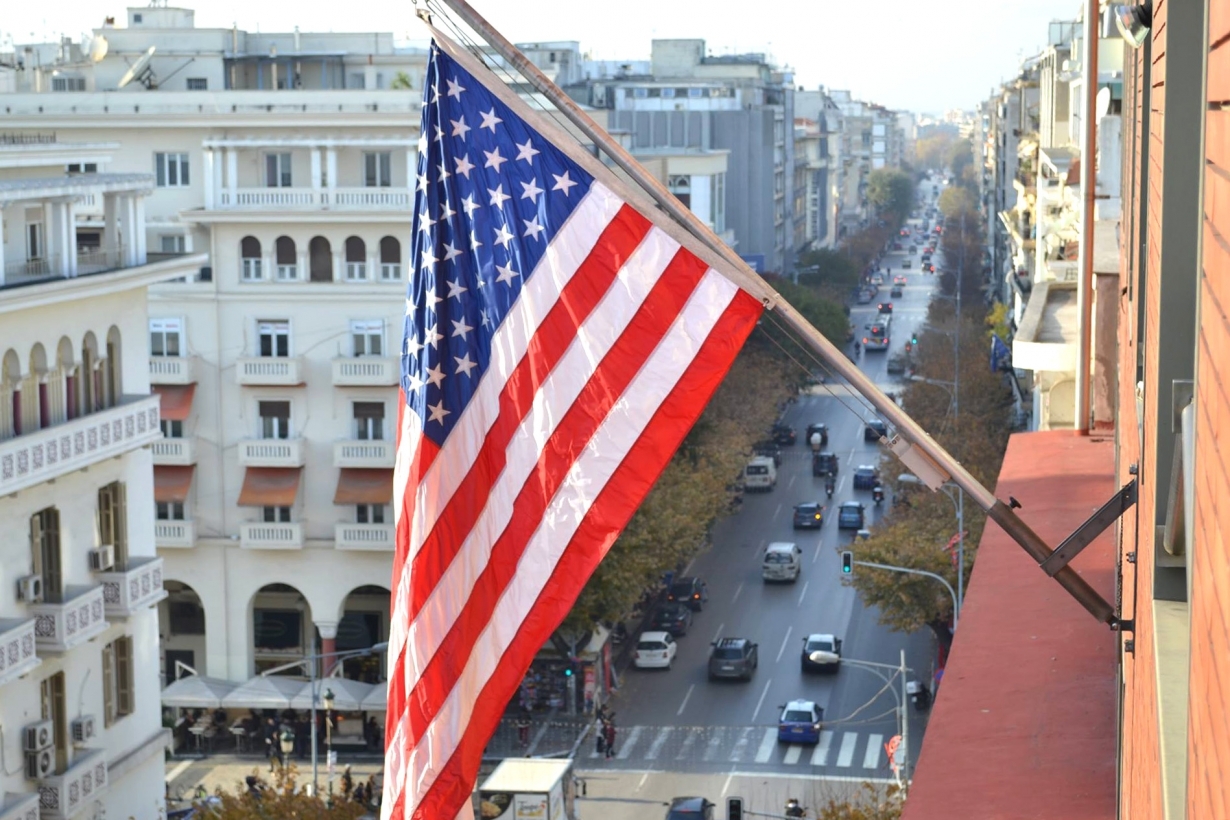 Θεσσαλονίκη : Εισβολή στο προξενείο των ΗΠΑ για τον Κουφοντίνα – Κρέμασαν πανό (βίντεο)