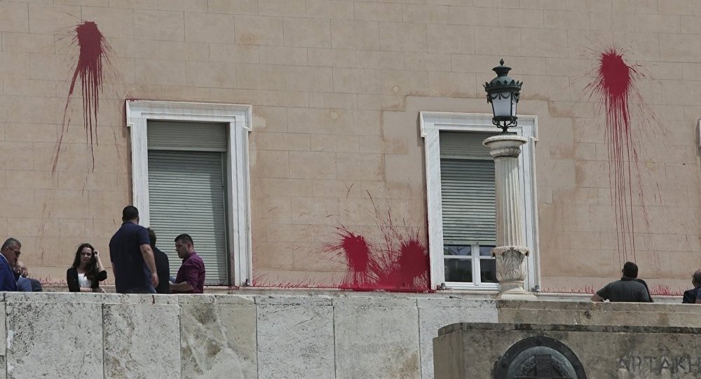 Επίθεση αγνώστων με πέτρες και καπνογόνα στη Βουλή