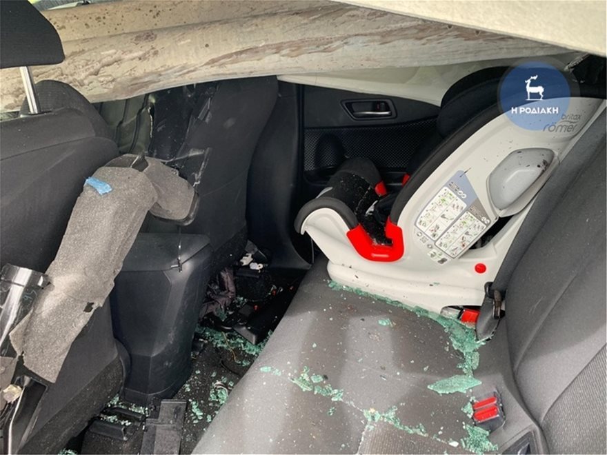 Ανατριχιαστικό τροχαίο στη Ρόδο – Προστατευτικό κιγκλίδωμα διαπέρασε αυτοκίνητο (φώτο)