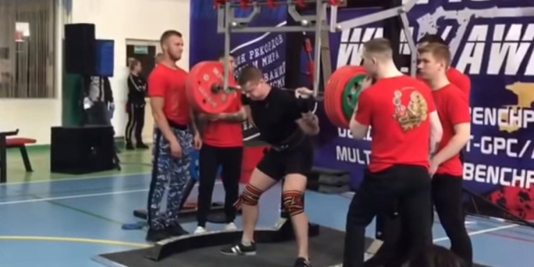 Αθλητής της άρσης βαρών σπάει το πόδι του προσπαθώντας να σηκώσει 250 κιλά (βίντεο)
