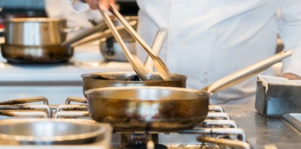 Καταρρέει η «αυτοκρατορία» διάσημου σεφ – Χρεοκοπούν ένα–ένα τα εστιατόρια του (φώτο-βίντεο)